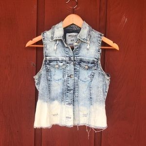 Cropped sleeveless jean jacket